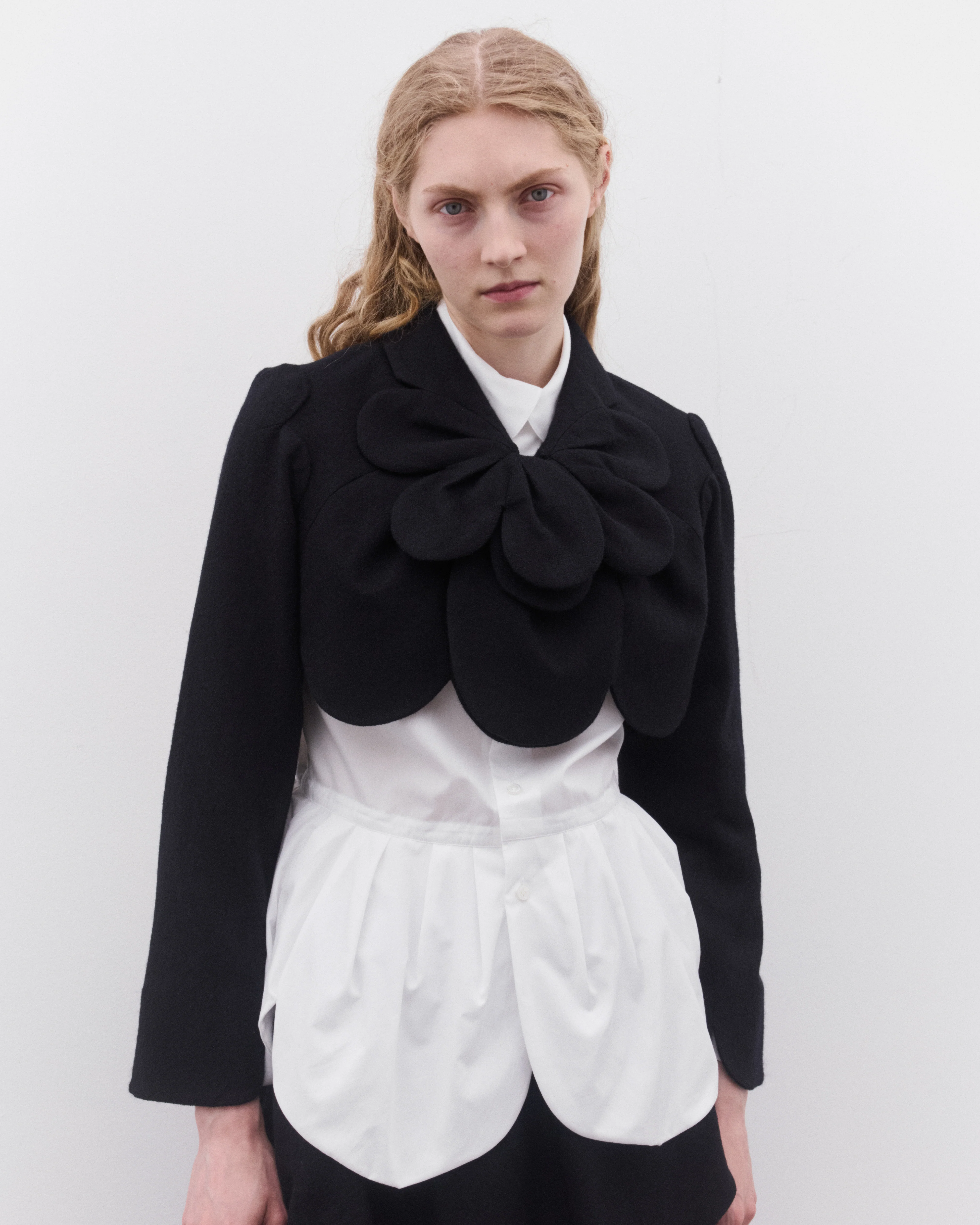 Noir Kei Ninomiya - Women’s Flower Cropped Jacket - (Black) - Image 3